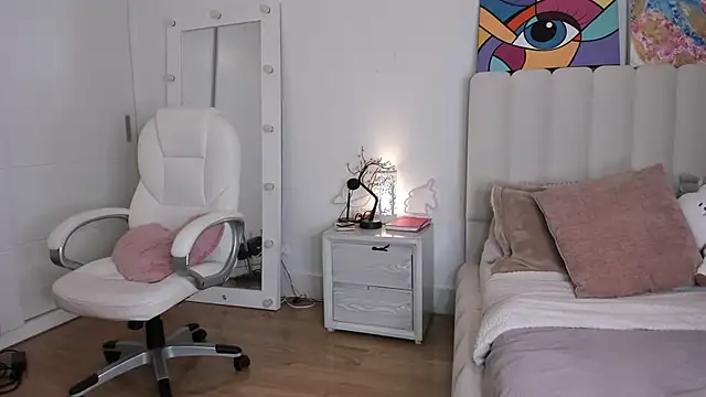 Daniela Miller  online show from 09.27.25