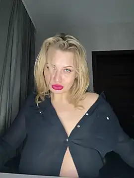 Snapshot of Evellyn chatting on 02.09.25 Evellyn online show from 02.09.25