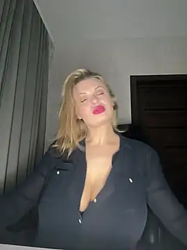 Snapshot of Evellyn chatting on 03.02.25 Evellyn online show from 03.02.25