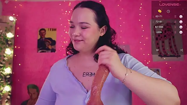 Snapshot of Chery_Lady22 chatting on 12.22.25 Chery Lady22 online show from 12.22.25