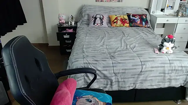 Snapshot of kittykat18x chatting on 10.29.25 kittykat18x online show from 10.29.25