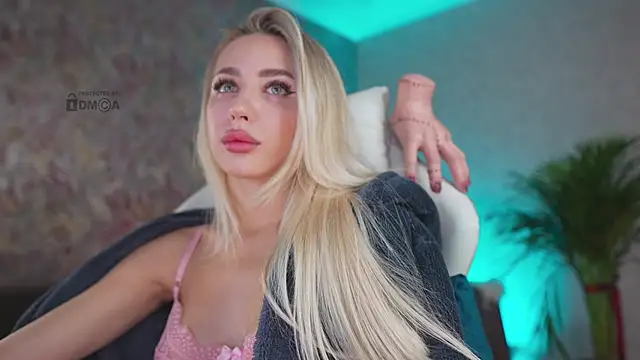 Snapshot of misstics_ chatting on 10.23.25 misstics  online show from 10.23.25