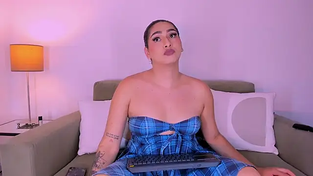 Snapshot of ISABELLASSMITH chatting on 03.19.25 ISABELLASSMITH online show from 03.19.25