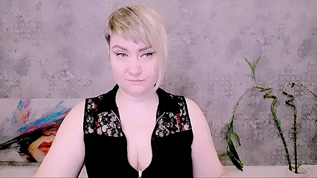 Snapshot of Djullia chatting on 03.12.26 Djullia online show from 03.12.26