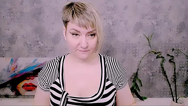 Snapshot of Djullia chatting on 04.11.26 Djullia online show from 04.11.26