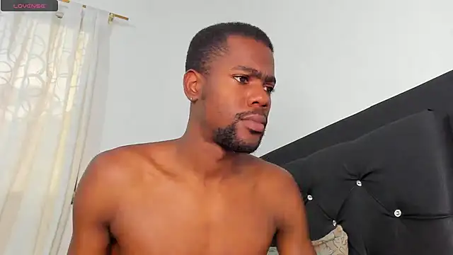 Snapshot of santi_brown chatting on 10.11.25 santi brown online show from 10.11.25