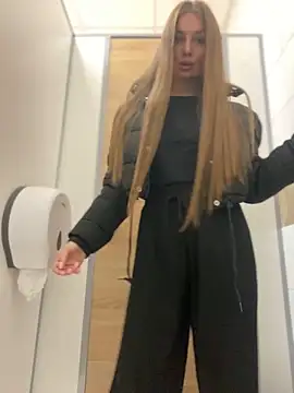 Snapshot of KrisMagnoly chatting on 09.29.25 KrisMagnoly online show from 09.29.25