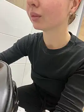 Snapshot of KrisMagnoly chatting on 10.04.25 KrisMagnoly online show from 10.04.25