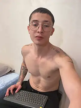 Snapshot of sebas_1122 chatting on 05.24.26 sebas 1122 online show from 05.24.26