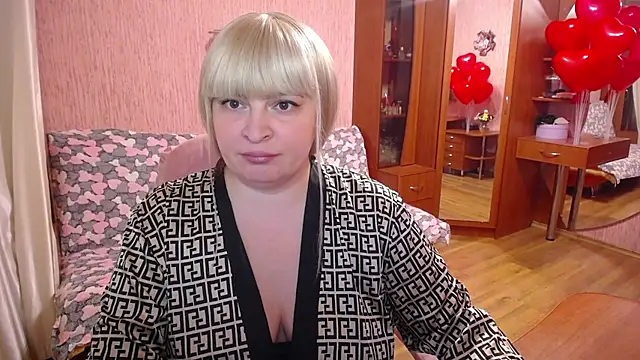 Snapshot of -MeowMeow chatting on 10.17.25 -MeowMeow online show from 10.17.25