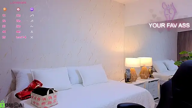 Snapshot of ava_blue chatting on 10.07.25 ava blue online show from 10.07.25