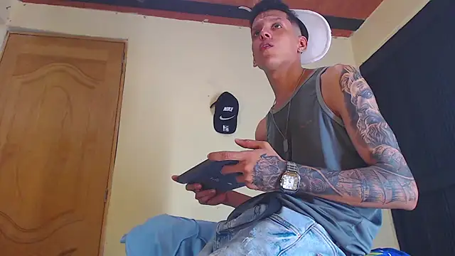 Snapshot of GaboReyes chatting on 09.29.25 GaboReyes online show from 09.29.25