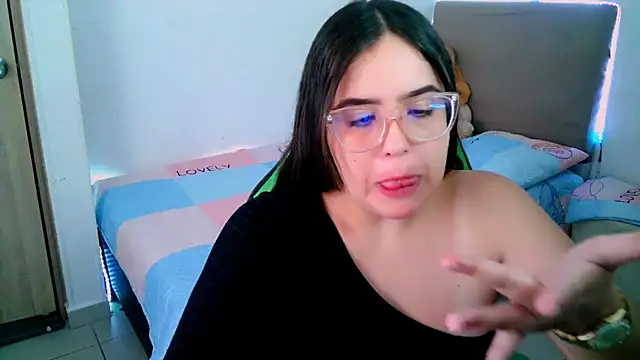 Snapshot of _alicia_z chatting on 02.15.25 alicia z online show from 02.15.25