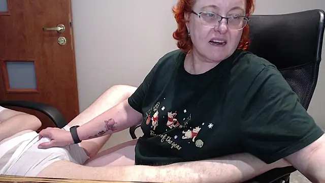 Snapshot of JoannaAndNeighbour chatting on 12.30.24 JoannaAndNeighbour online show from 12.30.24