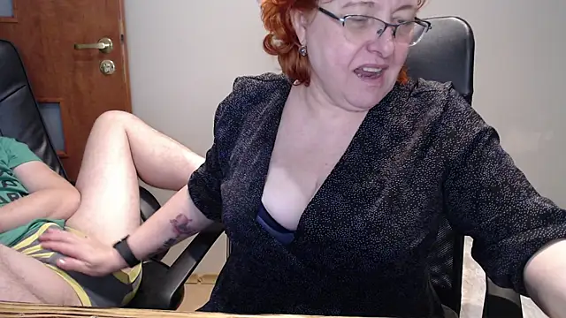 Snapshot of JoannaAndNeighbour chatting on 01.04.25 JoannaAndNeighbour online show from 01.04.25