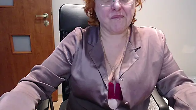 Snapshot of JoannaAndNeighbour chatting on 03.10.25 JoannaAndNeighbour online show from 03.10.25