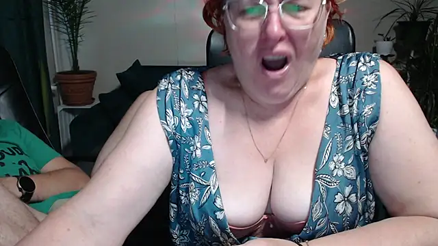 Snapshot of JoannaAndNeighbour chatting on 10.11.25 JoannaAndNeighbour online show from 10.11.25