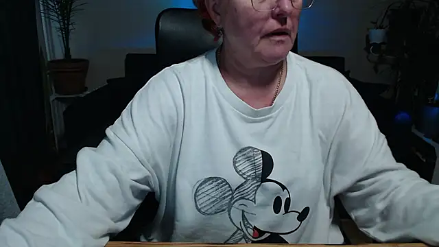 Snapshot of JoannaAndNeighbour chatting on 10.18.25 JoannaAndNeighbour online show from 10.18.25