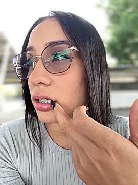 Snapshot of __IRIS__ chatting on 10.04.25 IRIS online show from 10.04.25