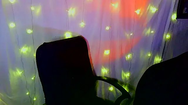 Snapshot of Victoria_Marks chatting on 11.18.25 Victoria Marks online show from 11.18.25