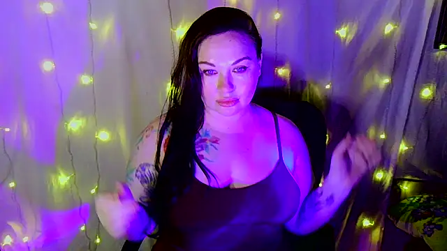 Snapshot of Victoria_Marks chatting on 11.20.25 Victoria Marks online show from 11.20.25