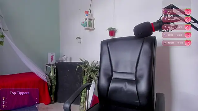 Snapshot of dinamita_Blair chatting on 11.08.25 dinamita Blair online show from 11.08.25