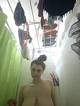 Snowbunnycake 131 online show from 10.16.25