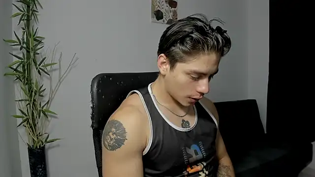 Snapshot of Giordano_Russo chatting on 12.19.24 Giordano Russo online show from 12.19.24