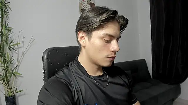 Snapshot of Giordano_Russo chatting on 12.20.24 Giordano Russo online show from 12.20.24