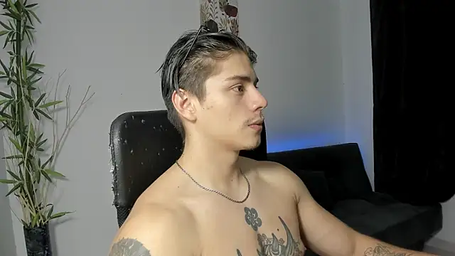 Snapshot of Giordano_Russo chatting on 12.21.24 Giordano Russo online show from 12.21.24