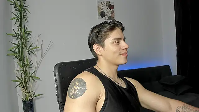 Snapshot of Giordano_Russo chatting on 12.24.24 Giordano Russo online show from 12.24.24