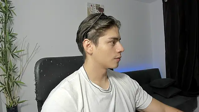Snapshot of Giordano_Russo chatting on 12.24.24 Giordano Russo online show from 12.24.24