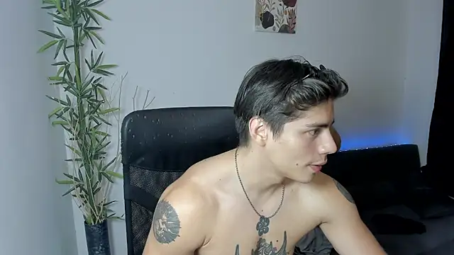 Snapshot of Giordano_Russo chatting on 12.29.24 Giordano Russo online show from 12.29.24