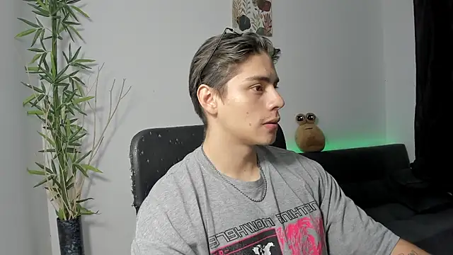 Snapshot of Giordano_Russo chatting on 12.31.24 Giordano Russo online show from 12.31.24