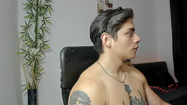Snapshot of Giordano_Russo chatting on 01.12.25 Giordano Russo online show from 01.12.25