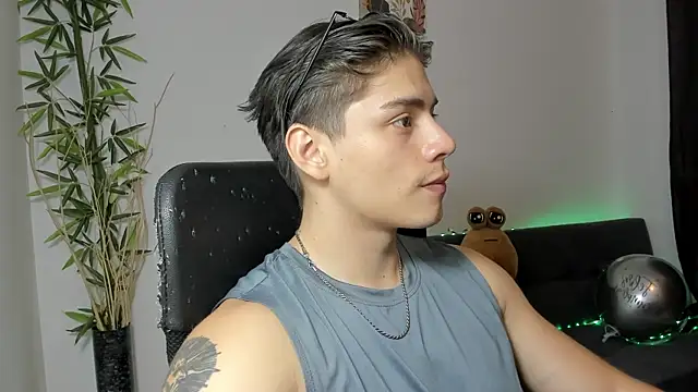 Snapshot of Giordano_Russo chatting on 01.27.25 Giordano Russo online show from 01.27.25