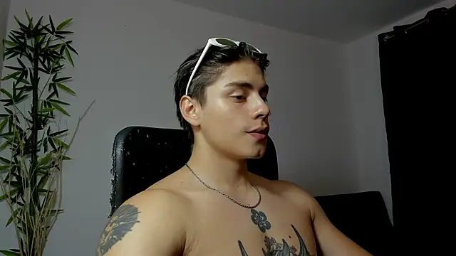 Snapshot of Giordano_Russo chatting on 02.15.25 Giordano Russo online show from 02.15.25