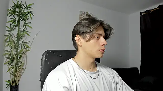 Snapshot of Giordano_Russo chatting on 02.21.25 Giordano Russo online show from 02.21.25