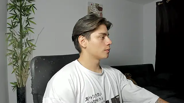 Snapshot of Giordano_Russo chatting on 02.21.25 Giordano Russo online show from 02.21.25