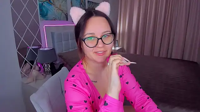 EsterLogan online show from 02.11.25