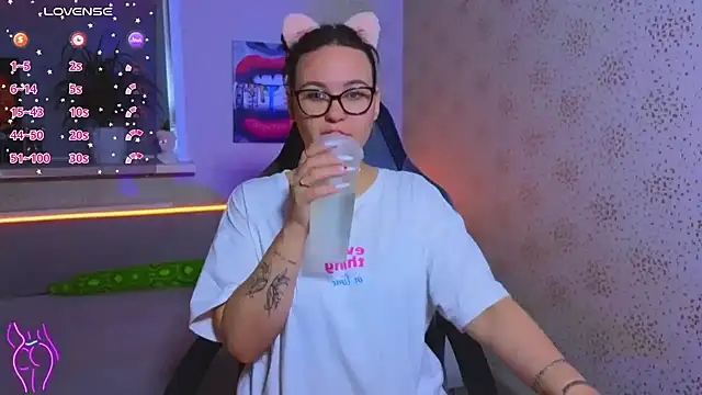 EsterLogan online show from 09.28.25