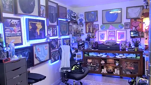 Snapshot of Briefs_bud chatting on 09.13.25 Briefs bud online show from 09.13.25