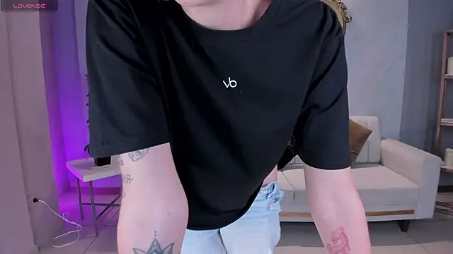 NiaHolland online show from 12.16.25