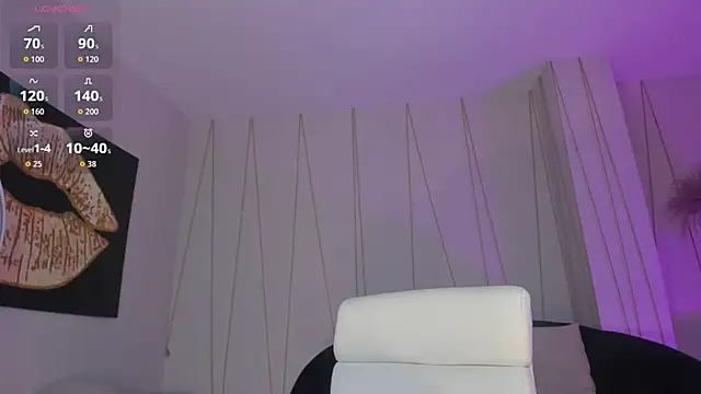 Snapshot of NiaHolland chatting on 04.18.26 NiaHolland online show from 04.18.26