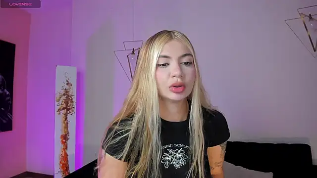 NiaHolland online show from 06.06.26
