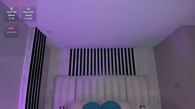 NiaHolland online show from 07.12.26