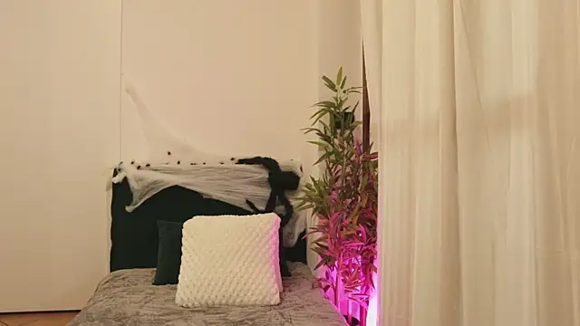 Snapshot of Luna_Riva chatting on 10.23.25 Luna Riva online show from 10.23.25