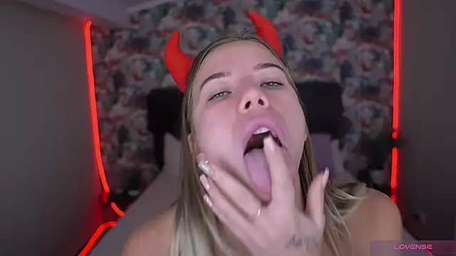 Snapshot of Sexy_Ira chatting on 10.11.25 Sexy Ira online show from 10.11.25