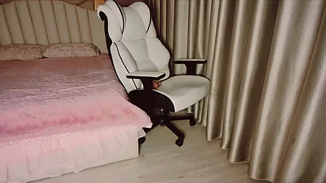 Snapshot of Girl__Funny chatting on 12.28.24 Girl Funny online show from 12.28.24