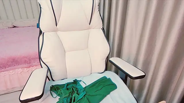 Snapshot of Girl__Funny chatting on 12.29.24 Girl Funny online show from 12.29.24